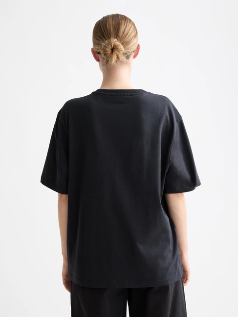 Фото ракурс 2 - Женская черная футболка SCOTCH & SODA артикул U9A00890T U014 FW2025