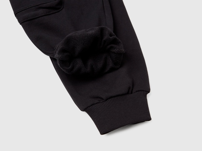 Черные штаны для мальчиков Benetton артикул 3UNICF066.G 100 25P Фото ракурс 3 - Черные штаны для мальчиков Benetton артикул 3UNICF066.G 100 25P