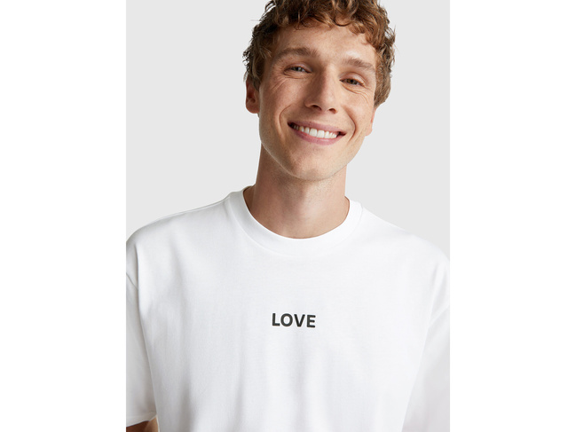 Мужская белая футболка Benetton артикул 3MI5U10AX 901 25A Фото ракурс 4 - Мужская белая футболка Benetton артикул 3MI5U10AX 901 25A