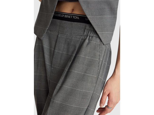 Женские серые штаны Benetton артикул 4X8MDF081 903 25A Фото ракурс 4 - Женские серые штаны Benetton артикул 4X8MDF081 903 25A