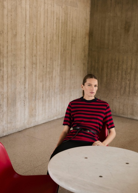 Жіноча червона футболка Mango артикул 87084417 70 8 season Фото ракурс 4 - Жіноча червона футболка Mango артикул 87084417 70 8 season