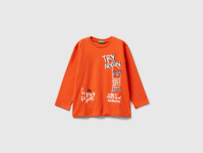 Фото ракурс 1 - Оранжевый лонгслив для мальчиков Benetton артикул 3JERG10K5.P 04J 25A