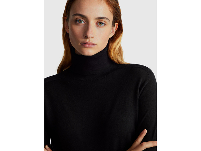 Жіноча чорна водолазка Benetton артикул 11AHD203Y 700 25A Фото ракурс 3 - Жіноча чорна водолазка Benetton артикул 11AHD203Y 700 25A