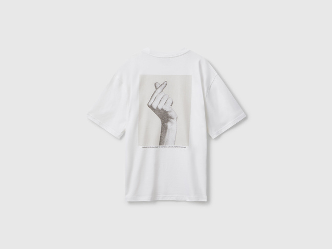 Мужская белая футболка Benetton артикул 3MI5U10AX 901 25A Фото ракурс 3 - Мужская белая футболка Benetton артикул 3MI5U10AX 901 25A