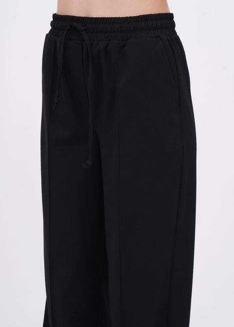 Фото ракурс 3 - Жіночі чорні брюки EQUILIBRI артикул W265 006 000 Black FW2025