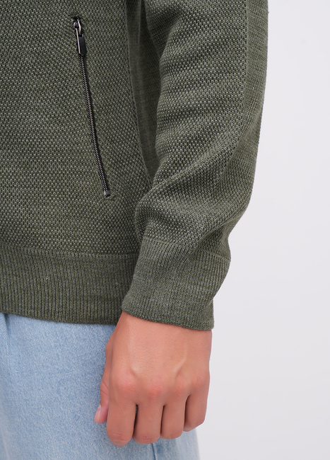 Мужской хаки кардиган EQUILIBRI артикул M343 001 000 Khaki FW2025 Фото ракурс 4 - Мужской хаки кардиган EQUILIBRI артикул M343 001 000 Khaki FW2025