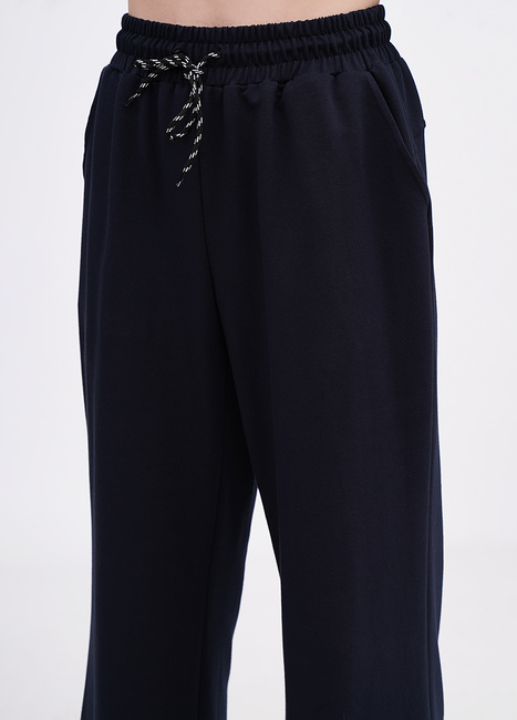 Фото ракурс 4 - Жіночі сині штани EQUILIBRI артикул NW291004 200 NAVY BLUE FW2025