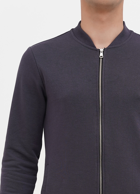 Фото ракурс 4 - Мужская серая куртка EQUILIBRI артикул M Bomber Zip Grey FW2023