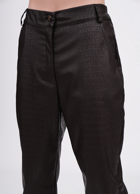 Фото ракурс 3 - Жіночі коричневі брюки EQUILIBRI артикул W491 074 200 Brown FW2025