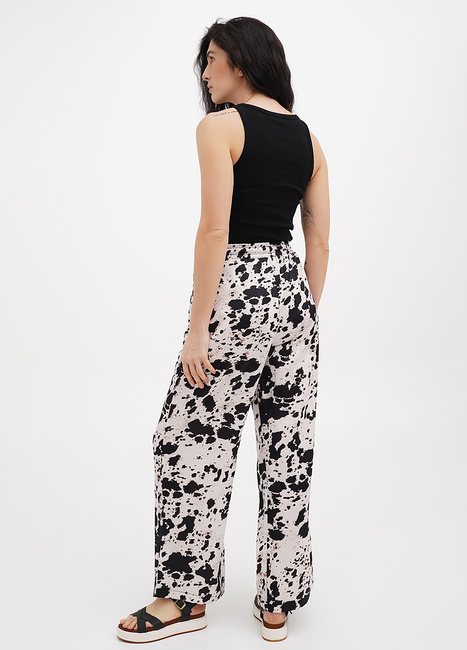 Жіночі молочні брюки EQUILIBRI артикул W466 030 000 MILK SS2025 Фото ракурс 2 - Жіночі молочні брюки EQUILIBRI артикул W466 030 000 MILK SS2025