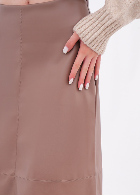 Фото ракурс 4 - Жіноча коричнева спiдниця EQUILIBRI артикул W462 041 000 Mocco FW2025