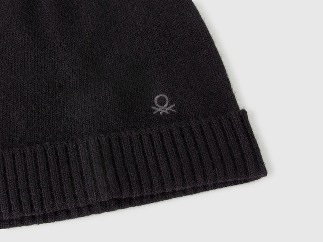 Жіноча чорна шапка Benetton артикул 122HDA013 700 25A Фото ракурс 3 - Жіноча чорна шапка Benetton артикул 122HDA013 700 25A