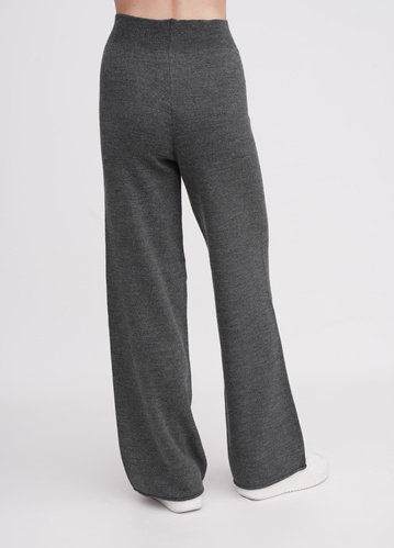 Фото ракурс 2 - Жіночі сірі штани EQUILIBRI артикул W391 057 200 Graphite FW2025