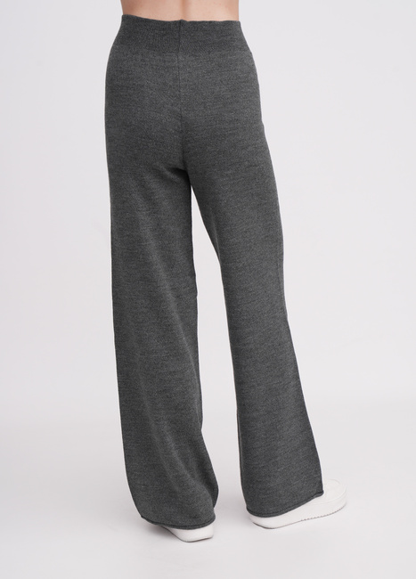 Жіночі сірі штани EQUILIBRI артикул W391 057 200 Graphite FW2025 Фото ракурс 2 - Жіночі сірі штани EQUILIBRI артикул W391 057 200 Graphite FW2025