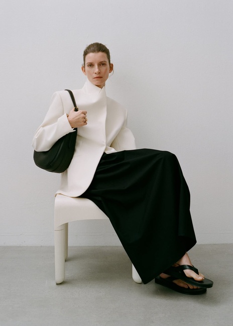 Женская черная сумка Mango артикул 87040445 99 8 season Фото ракурс 5 - Женская черная сумка Mango артикул 87040445 99 8 season