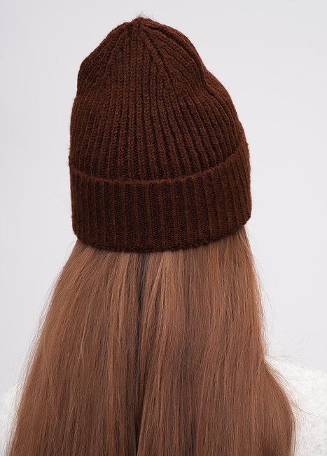 Жіноча коричнева шапка EQUILIBRI артикул W881 001 002 CINNAMON FW2025 Фото ракурс 2 - Жіноча коричнева шапка EQUILIBRI артикул W881 001 002 CINNAMON FW2025