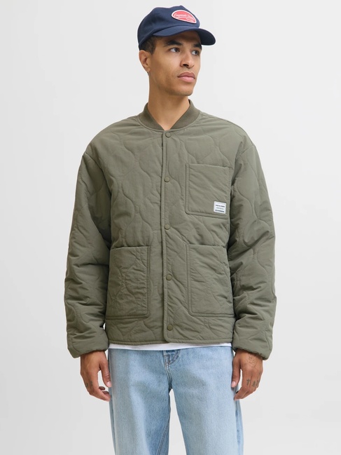 Чоловіча зелена куртка Jack & Jones артикул 12279236 DUSTY OLIVE FW2025 Фото ракурс 1 - Чоловіча зелена куртка Jack & Jones артикул 12279236 DUSTY OLIVE FW2025