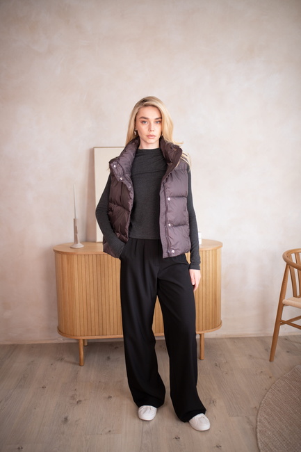 Жіночий коричневий жилет EQUILIBRI артикул W171 003 000 Brown FW2025 Фото ракурс 1 - Жіночий коричневий жилет EQUILIBRI артикул W171 003 000 Brown FW2025