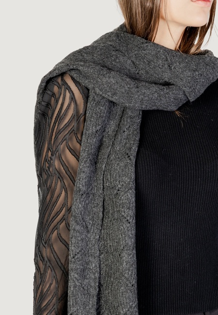 Женский серый шарф Only артикул 15349820 DARK GREY MELANGE FW2025 Фото ракурс 1 - Женский серый шарф Only артикул 15349820 DARK GREY MELANGE FW2025