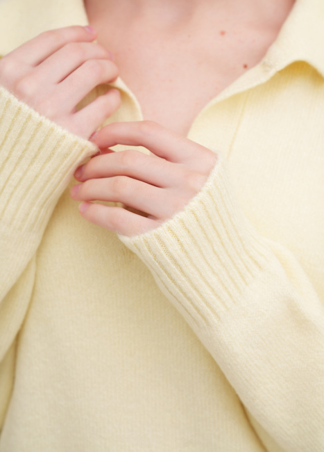 Жіночий жовтий светр EQUILIBRI артикул W342 079 001 Yellow FW2025 Фото ракурс 4 - Жіночий жовтий светр EQUILIBRI артикул W342 079 001 Yellow FW2025