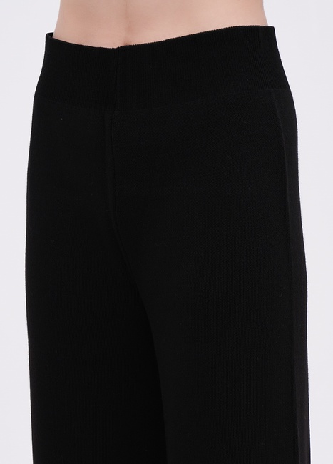 Женские черные штаны EQUILIBRI артикул W391 009 201 Black FW2025 Фото ракурс 3 - Женские черные штаны EQUILIBRI артикул W391 009 201 Black FW2025