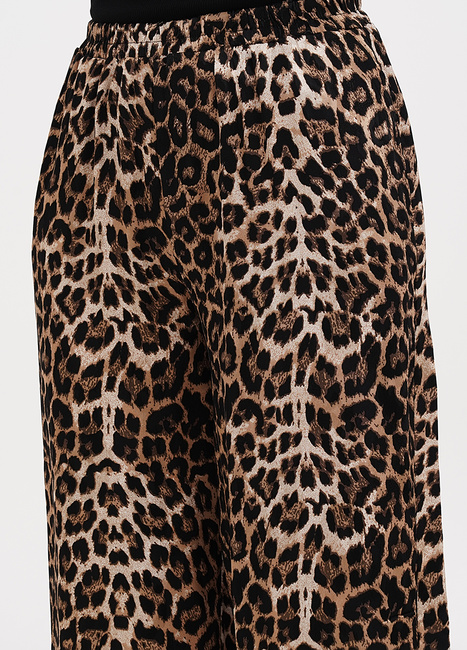 Фото ракурс 3 - Женские коричневые брюки EQUILIBRI артикул W466 035 000 CAMEL SS2025