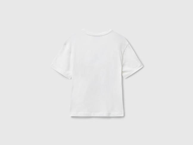 Біла футболка для хлопчиків Benetton артикул 3X1SC10PN.G 074 25A Фото ракурс 2 - Біла футболка для хлопчиків Benetton артикул 3X1SC10PN.G 074 25A