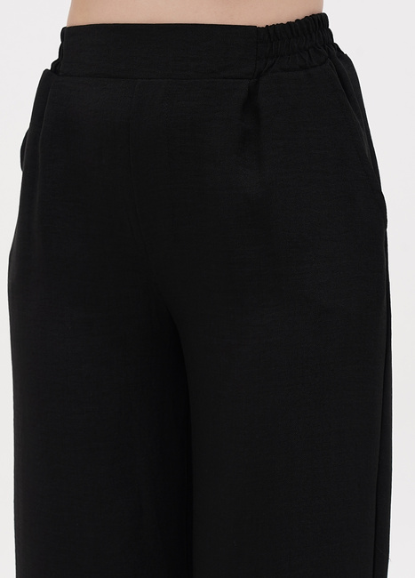 Фото ракурс 2 - Жіночі чорні брюки EQUILIBRI артикул W491 021 200 Black SS2024