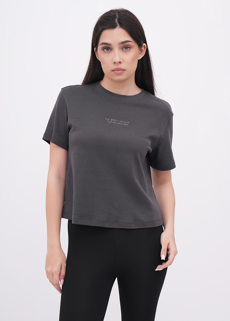 Жіноча сіра футболка EQUILIBRI артикул W213 099 000 FUME FW2025 Фото ракурс 1 - Жіноча сіра футболка EQUILIBRI артикул W213 099 000 FUME FW2025