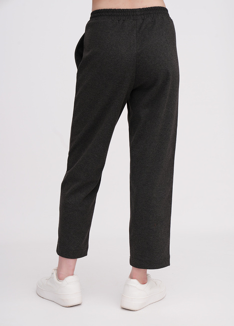 Фото ракурс 2 - Жіночі сірі брюки EQUILIBRI артикул W491 077 200 Anthracite FW2025