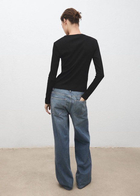 Фото ракурс 2 - Жіночий чорний лонгслів Mango артикул 17055814 99 1 season