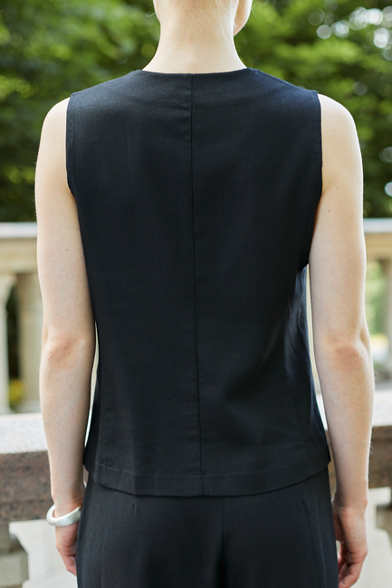 Фото ракурс 2 - Женский черный жилет EQUILIBRI артикул BW491011 100 Black SS2025