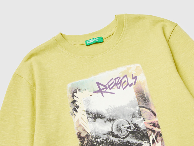 Зеленый лонгслив для мальчиков Benetton артикул 3TAMC10PV.G 0Y6 25A Фото ракурс 3 - Зеленый лонгслив для мальчиков Benetton артикул 3TAMC10PV.G 0Y6 25A