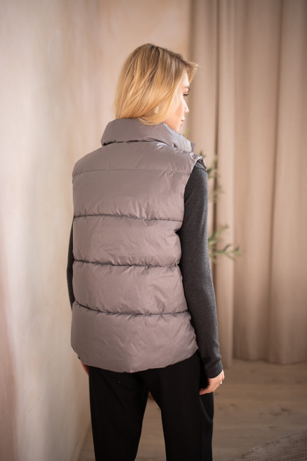 Женский серый жилет EQUILIBRI артикул W171 004 000 Grey FW2025 Фото ракурс 2 - Женский серый жилет EQUILIBRI артикул W171 004 000 Grey FW2025