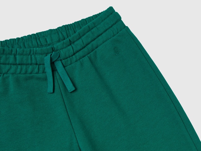 Фото ракурс 3 - Зелёные штаны для девочек Benetton артикул 3J68CF02H.G 28Y 24A