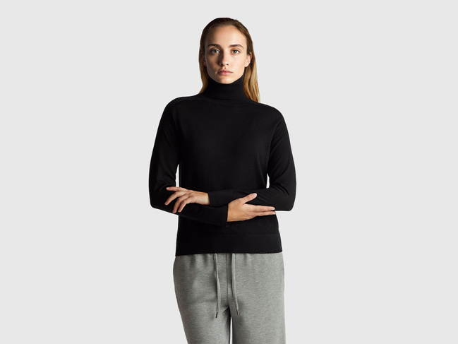 Жіноча чорна водолазка Benetton артикул 11AHD203Y 700 25A Фото ракурс 1 - Жіноча чорна водолазка Benetton артикул 11AHD203Y 700 25A