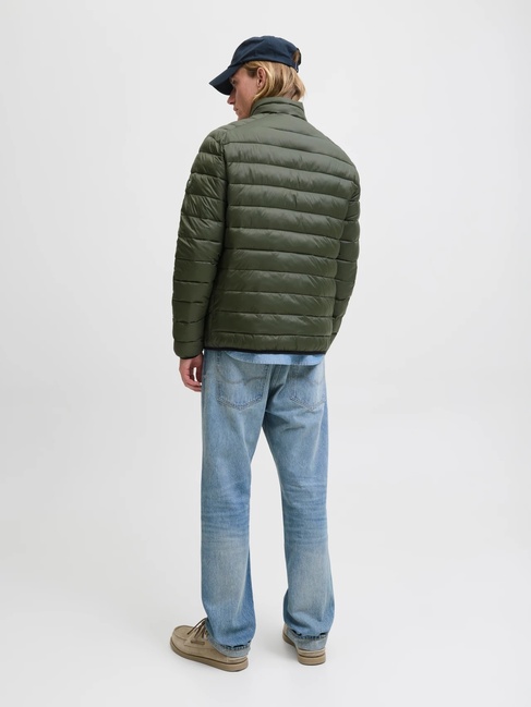 Мужская хаки куртка Jack & Jones артикул 12280971 Rosin FW2025 Фото ракурс 2 - Мужская хаки куртка Jack & Jones артикул 12280971 Rosin FW2025