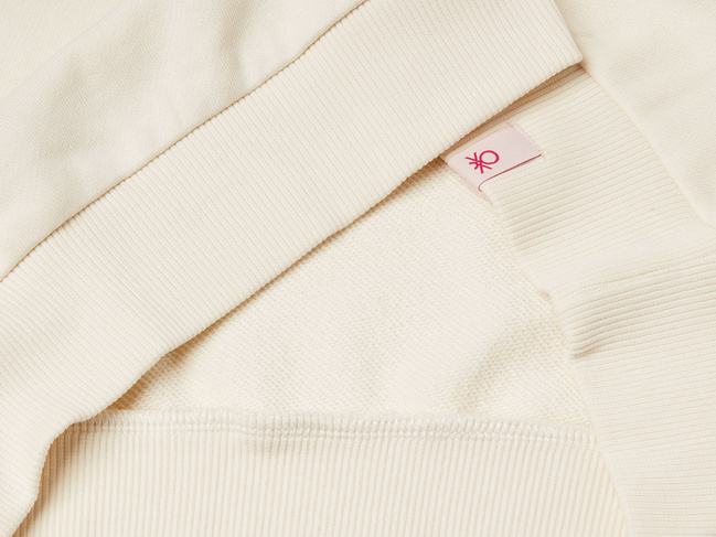 Фото ракурс 3 - Бежевый свитшот для девочек Benetton артикул 3UNIC10Q6.G 0R2 25A