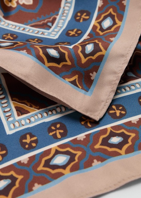 Жіночий коричневий шарф Mango артикул 17034091 30 1 season Фото ракурс 2 - Жіночий коричневий шарф Mango артикул 17034091 30 1 season