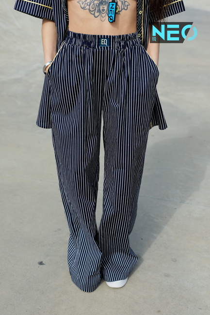 Жіночі сині брюки EQUILIBRI артикул NW491002 200 NAVY BLUE SS2025 Фото ракурс 1 - Жіночі сині брюки EQUILIBRI артикул NW491002 200 NAVY BLUE SS2025