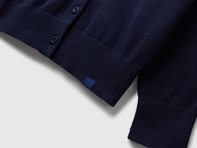 Фото ракурс 3 - Синій кардиган для дівчаток Benetton артикул 19DKC500Y.G 252 25A