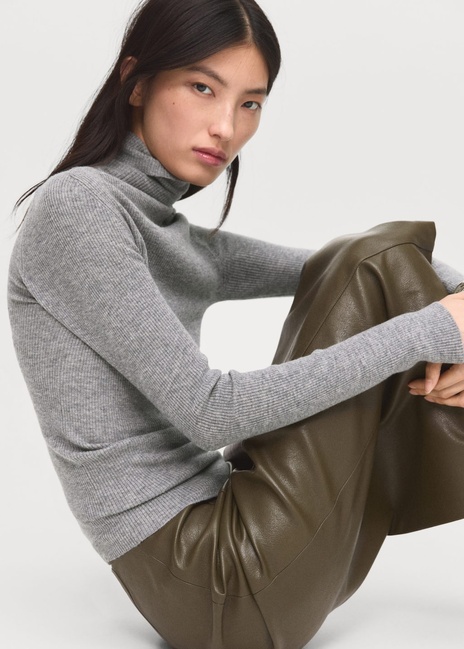 Женская серая водолазка Mango артикул 17095148 91 1 season Фото ракурс 5 - Женская серая водолазка Mango артикул 17095148 91 1 season