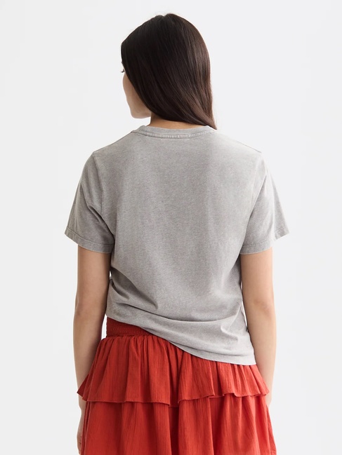 Жіноча сіра футболка SCOTCH & SODA артикул U9A00808T U031 FW2025 Фото ракурс 2 - Жіноча сіра футболка SCOTCH & SODA артикул U9A00808T U031 FW2025