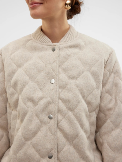 Женская бежевая куртка Vero Moda артикул 10315192 Oatmeal FW2025 Фото ракурс 6 - Женская бежевая куртка Vero Moda артикул 10315192 Oatmeal FW2025