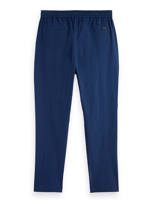 Чоловічі блакитні брюки SCOTCH & SODA артикул 181172 410 SS2026 Фото ракурс 5 - Чоловічі блакитні брюки SCOTCH & SODA артикул 181172 410 SS2026