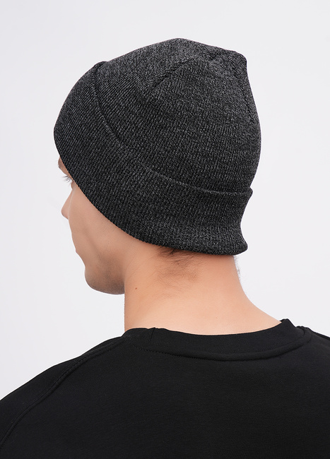Фото ракурс 2 - Мужская серая шапка EQUILIBRI артикул M881 002 000 Dark grey FW2025