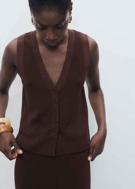 Фото ракурс 1 - Жіночий коричневий жилет Mango артикул 17064098 32 1 season