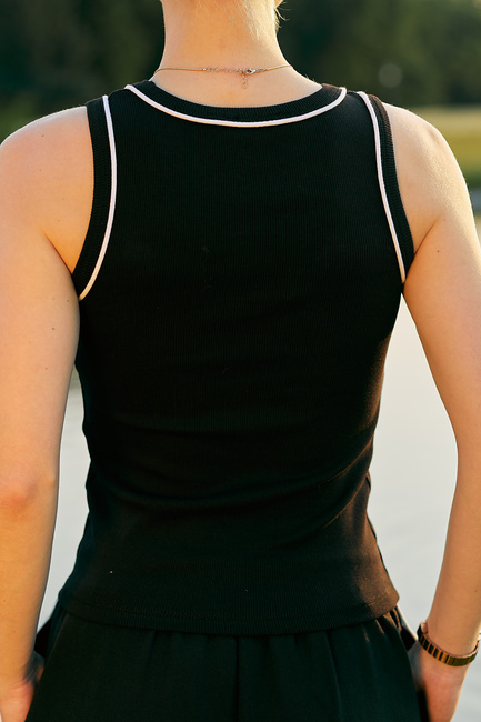 Фото ракурс 2 - Жіноча чорна майка EQUILIBRI артикул BW211001 001 Black SS2025