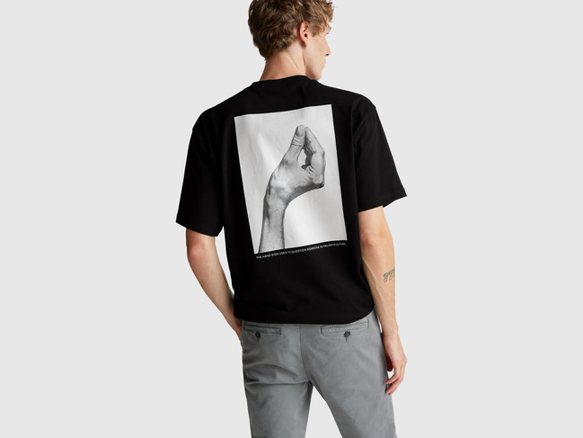 Чоловіча чорна футболка Benetton артикул 3MI5U10AX 902 25A Фото ракурс 2 - Чоловіча чорна футболка Benetton артикул 3MI5U10AX 902 25A