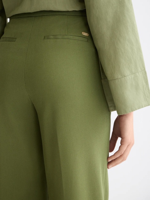 Фото ракурс 2 - Жіночі зелені брюки SCOTCH & SODA артикул ULH01010F U362 FW2025